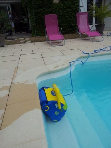 Robot de piscine en action