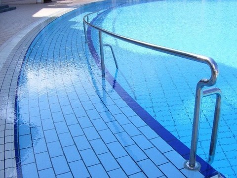 Descente de piscine pour fauteuil handicapé
