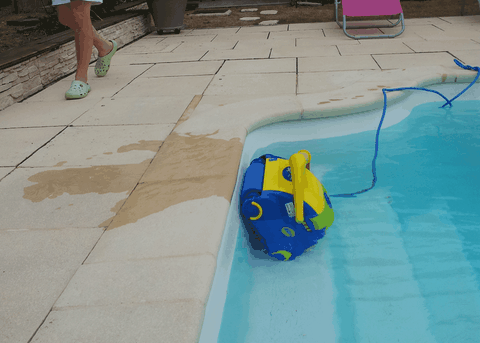 Robot piscine en action